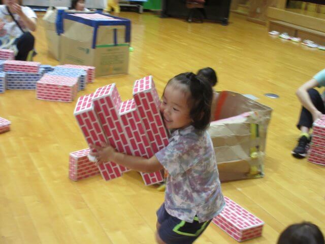 遊戯室でブロック遊び（りす）
